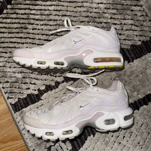 Nike Women's White and Light Purple Sneakers